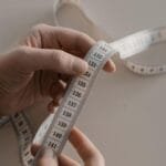 Průměrná délka penisu: Česko vs. Evropa (2025) uvodni-fotka-na-ktere-je-meter-dlouzka-penisu-cesko-vs-evropa